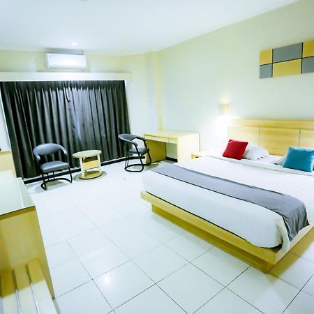 Merpati Hotel Pontianak Eksteriør billede