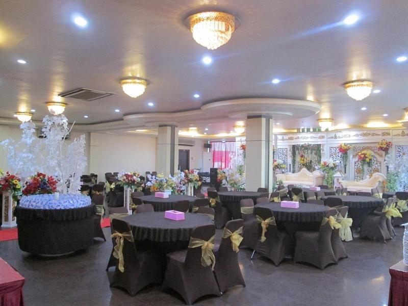 Merpati Hotel Pontianak Eksteriør billede